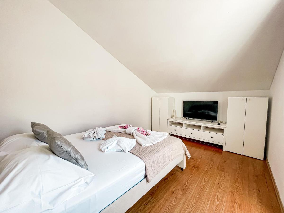 Perla Apartments Bol Bagian luar foto